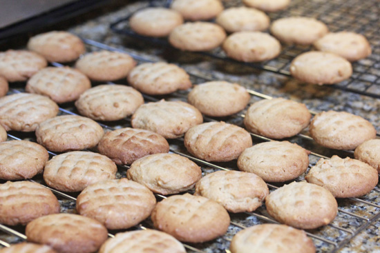 Cooling cookies on wire racks aids in giving cookies their distinctive crunch. 